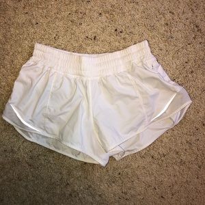 Lululemon hotty hot shorts 2 1/2 inch